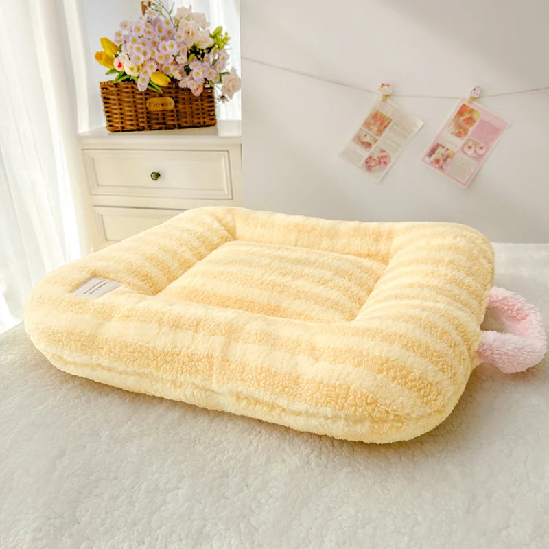 The AeroDream™ Oval Plush Pet Bed | All-Season Comfort for Cats & Dogs